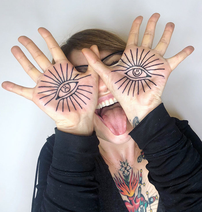 Eye tattoo on the palm of the hand for women