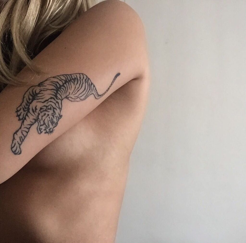 Tattoo of a tiger on the shoulder for women