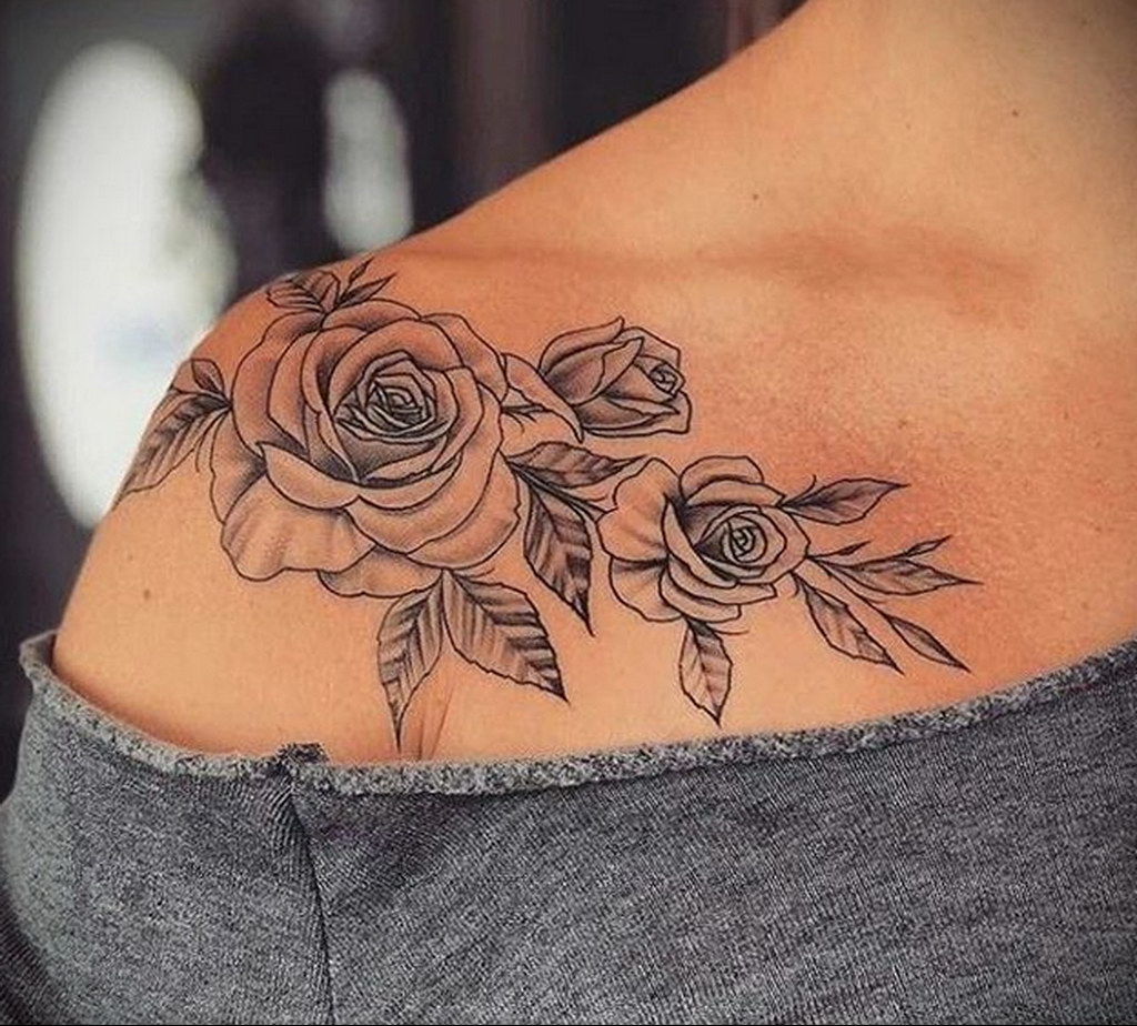 Tattoo of roses on the shoulder for women