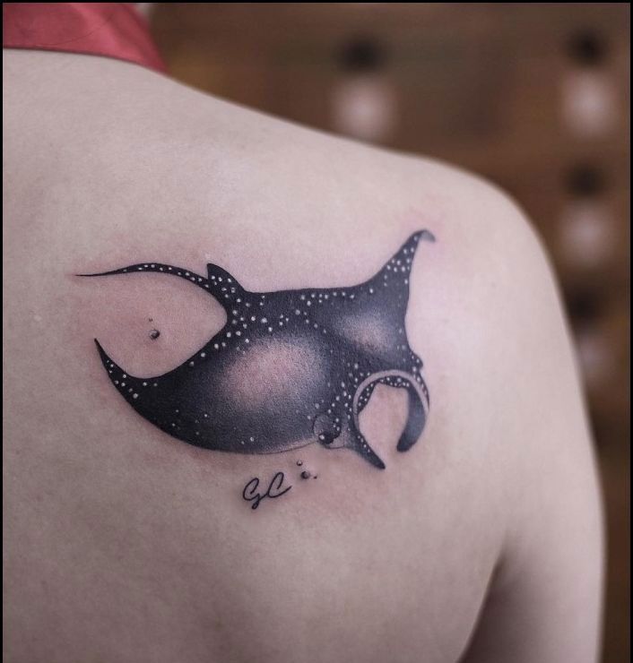 Stingray tattoo on the shoulder blade for women