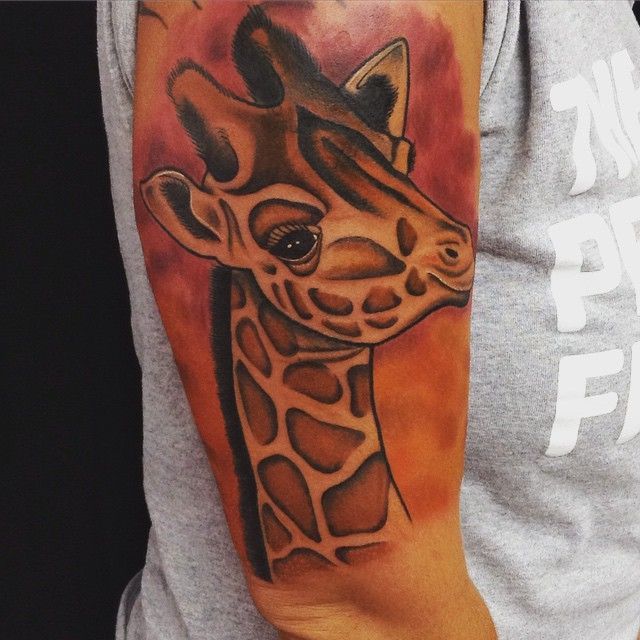 Color tattoo of a giraffe on the shoulder for men