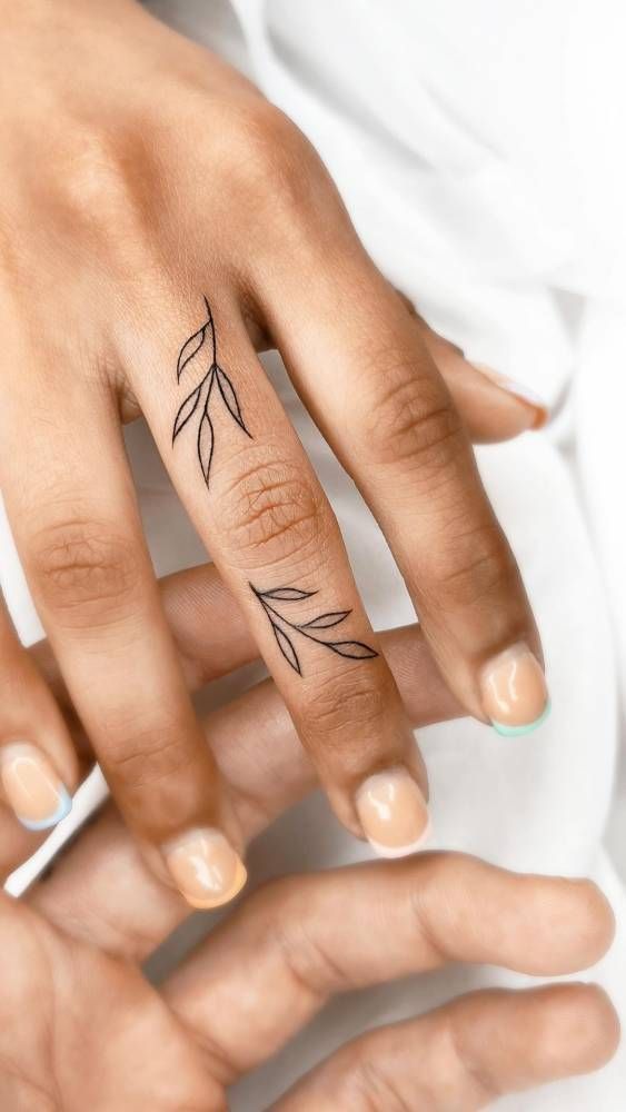 Tattoo of leaves on the finger for women