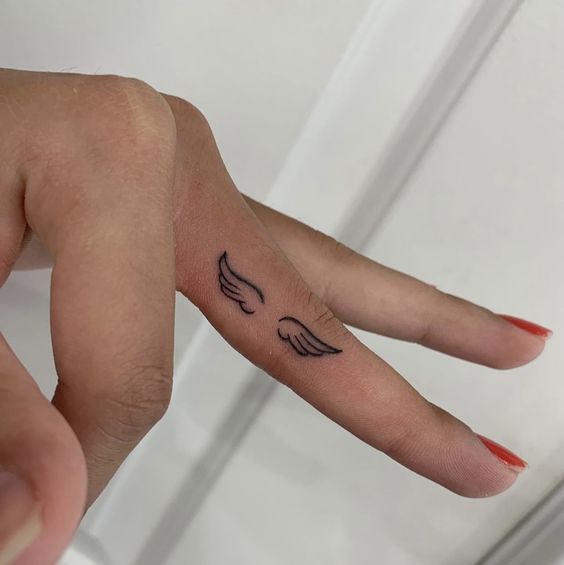 Tattoo of wings on the finger for women