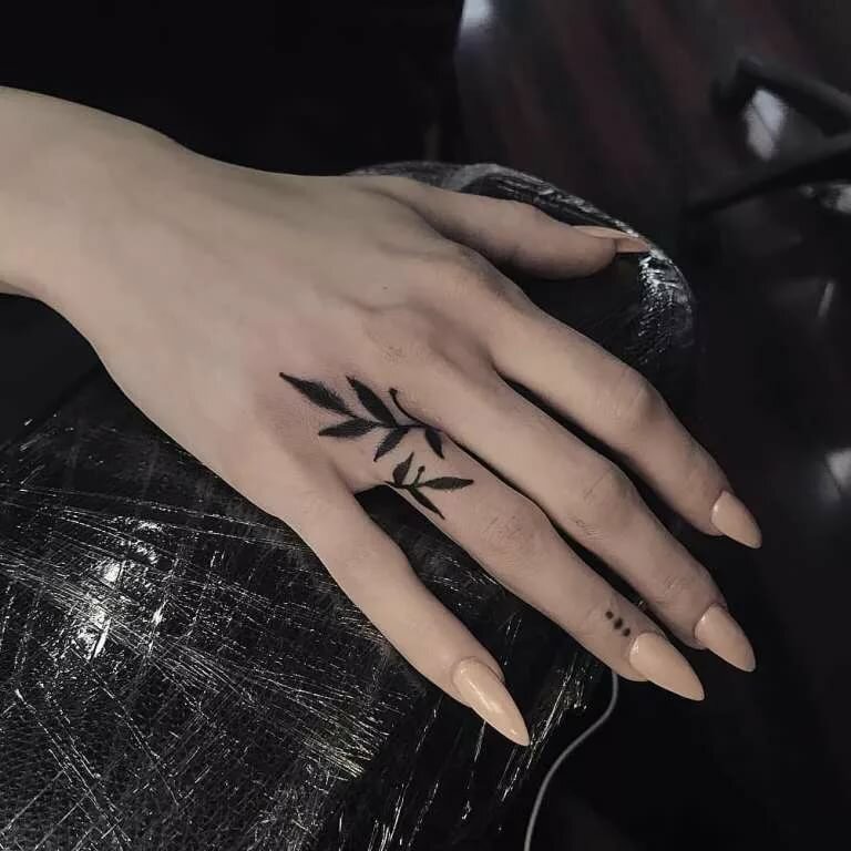 Tattoo of a leaf on the finger for women