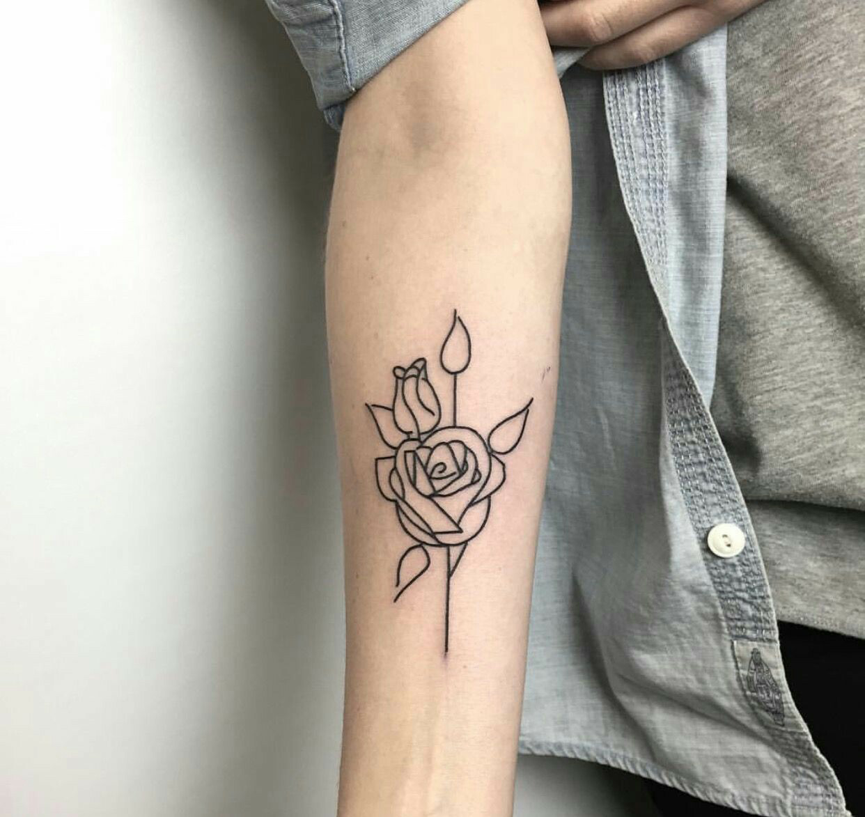 Tattoo of two roses on the arm for women