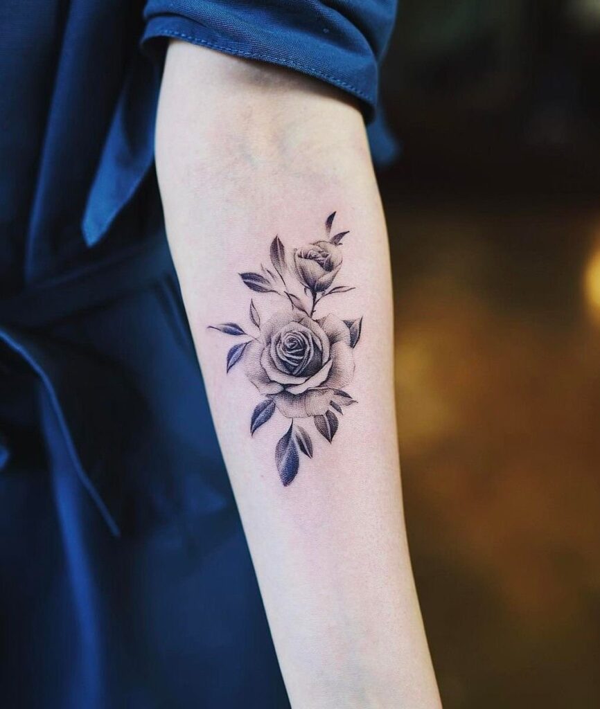 Tattoo of two roses on the arm for women