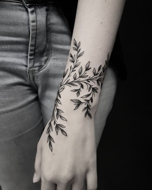 Tattoo of leaves on the arm for women