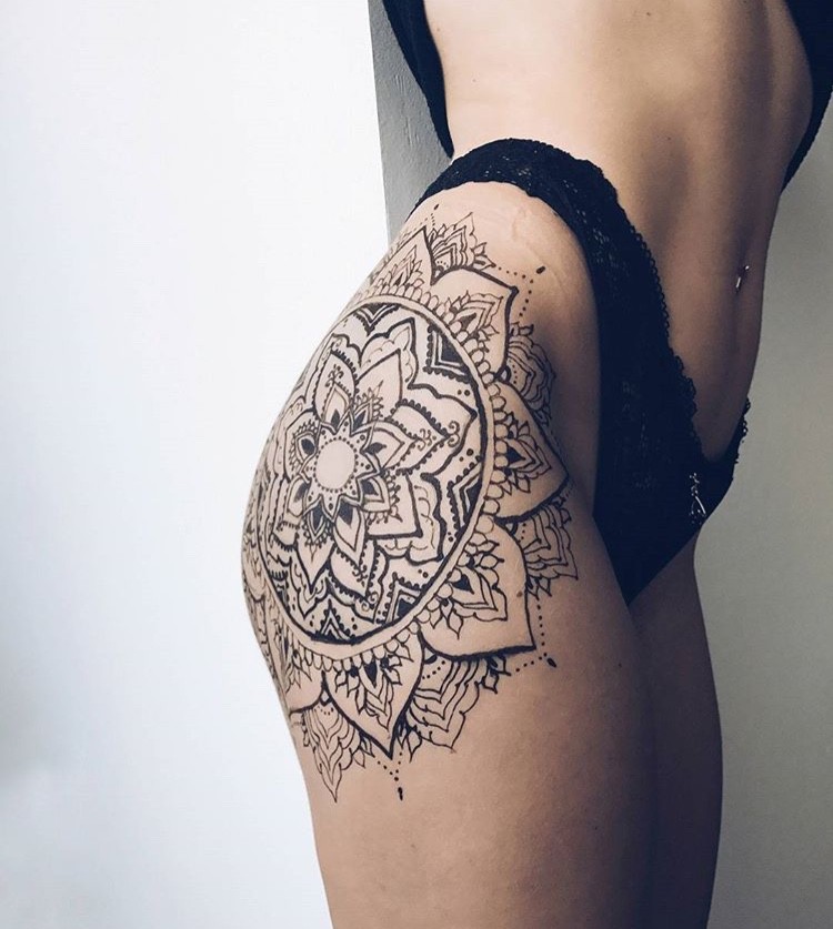 Large tattoo on the thigh for women