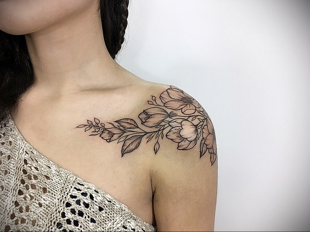 Flower tattoo on the shoulder for women