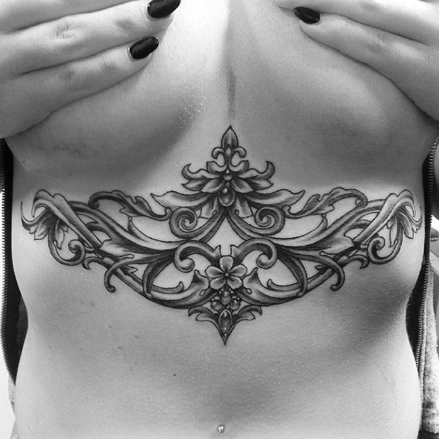 Baroque tattoo on the abdomen for women