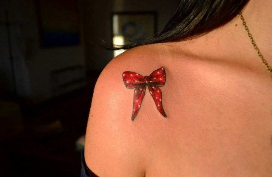 Bow tattoo on the shoulder for women