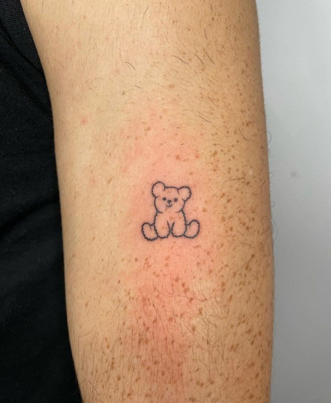 Minimalist tattoo of a bear on the shoulder for men