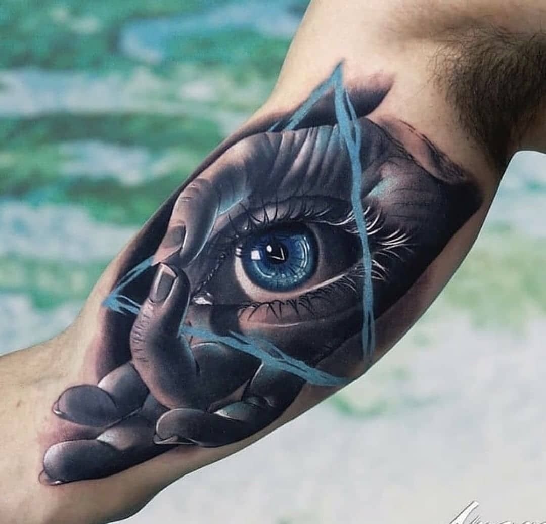 Eye tattoo on the shoulder for men