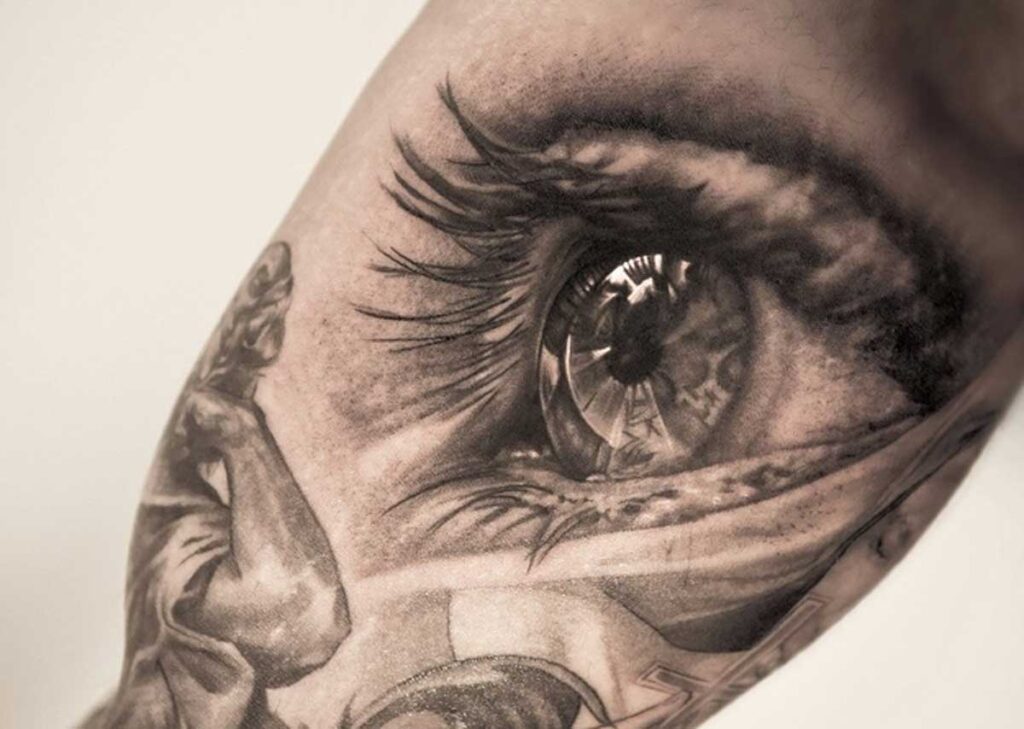 Eye tattoo on the shoulder for men