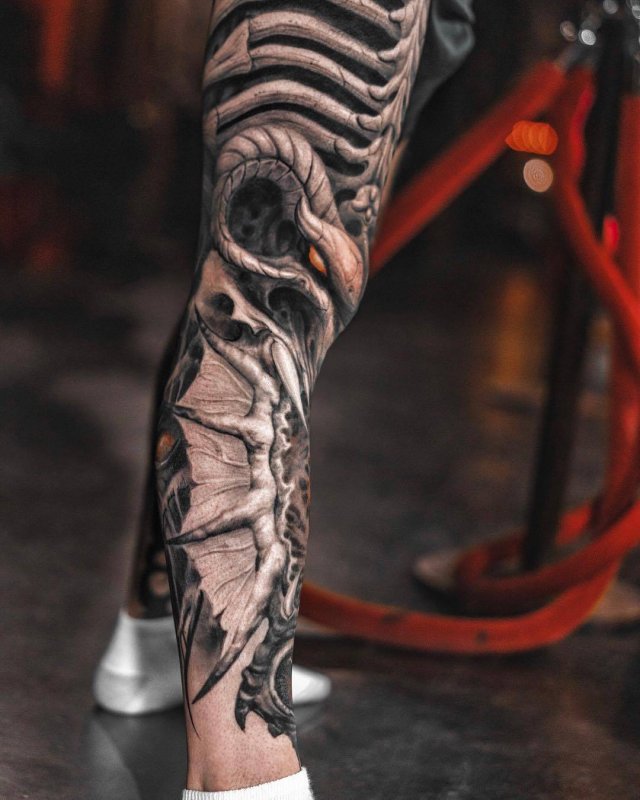 Large organic style tattoo on the leg for men