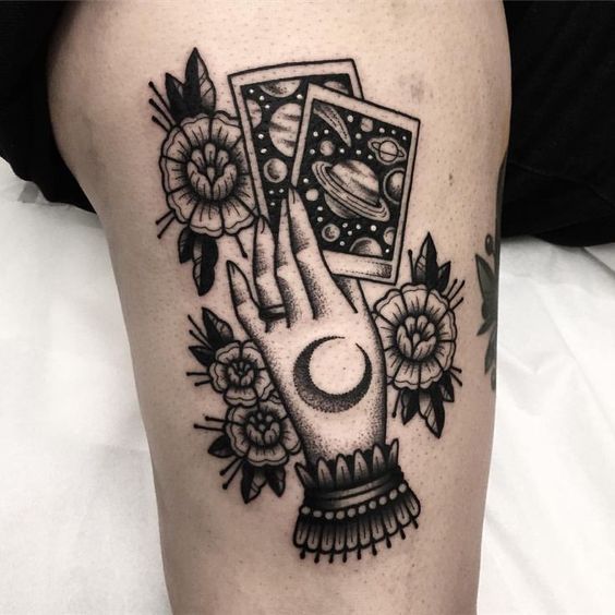 Tattoo of playing cards on the thigh for women