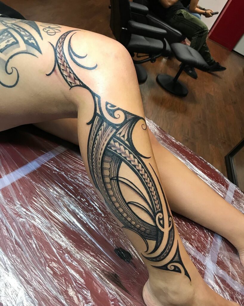 Tribal style tattoo on the leg for women