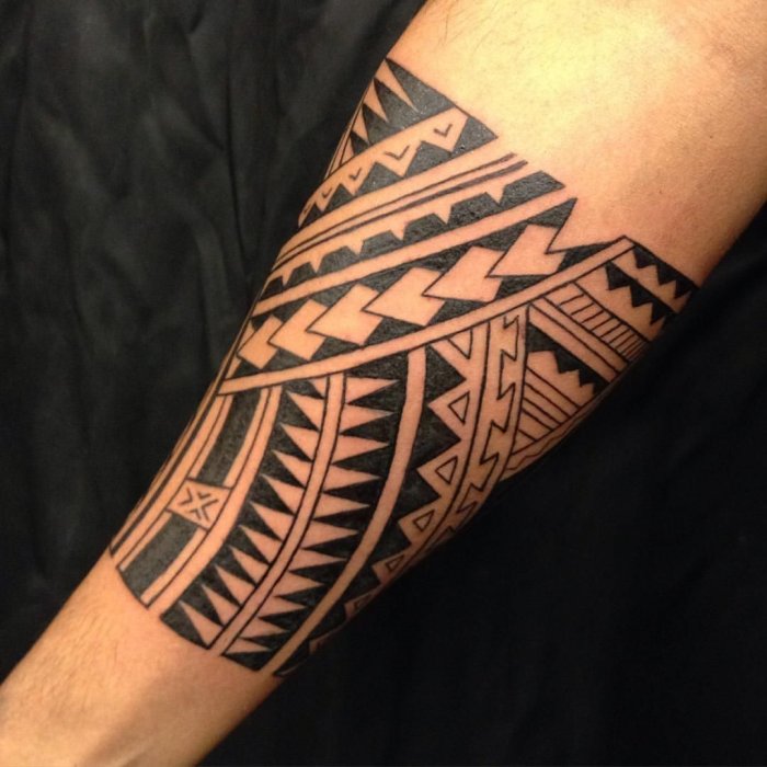 Polynesian style tattoo on the leg for men