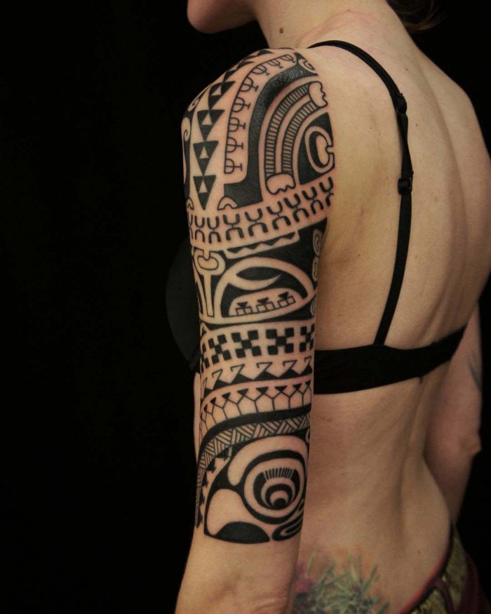 Polynesian style tattoo on the shoulder for women