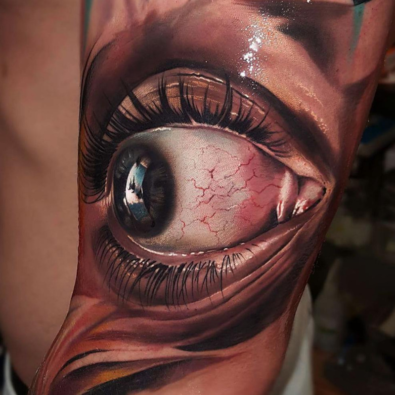 Eye tattoo on the shoulder for men