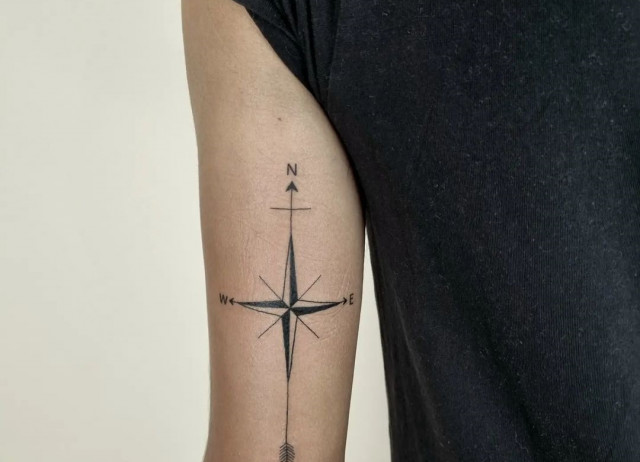 Compass tattoo on the shoulder for women