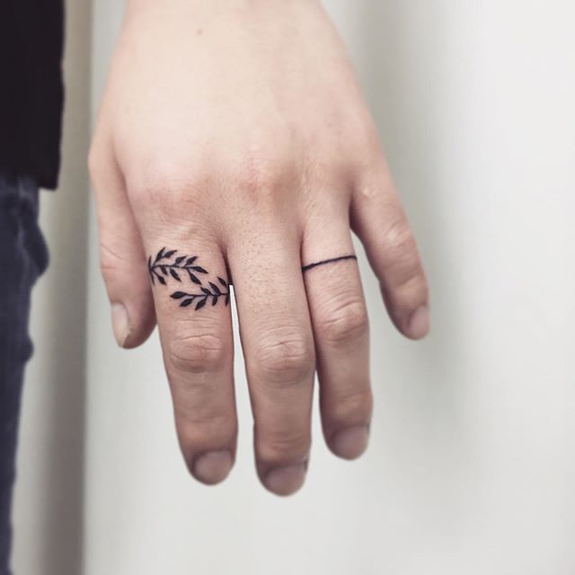 Ring tattoo on the finger for men