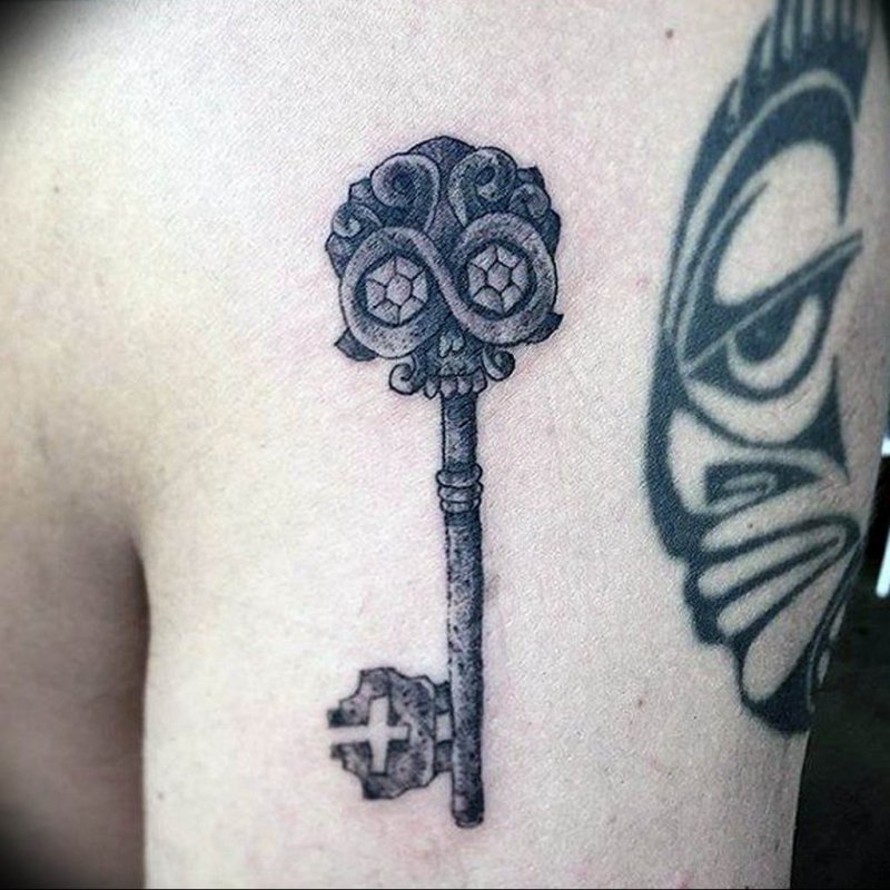 Key tattoo on the shoulder for men